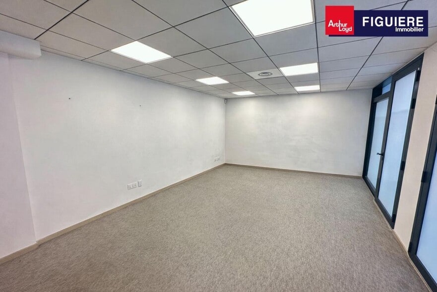 215 Rue De La Coquillade, Aix-en-Provence for lease - Interior Photo - Image 2 of 6