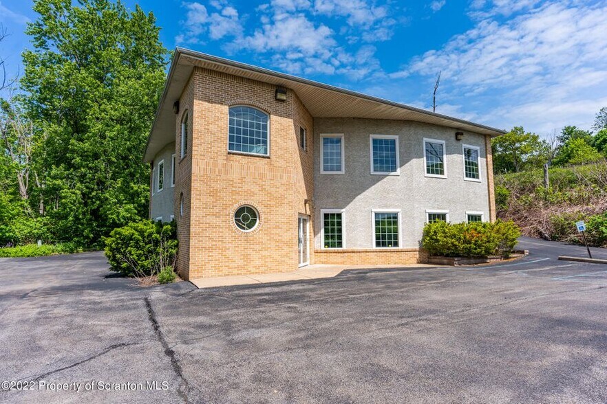 105 Layton Rd, Clarks Summit, PA à louer - Photo du bâtiment - Image 3 de 23