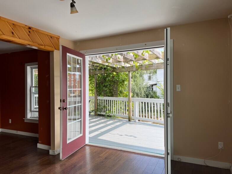 75 Montcalm St, Ticonderoga, NY à vendre - Photo du bâtiment - Image 3 de 50