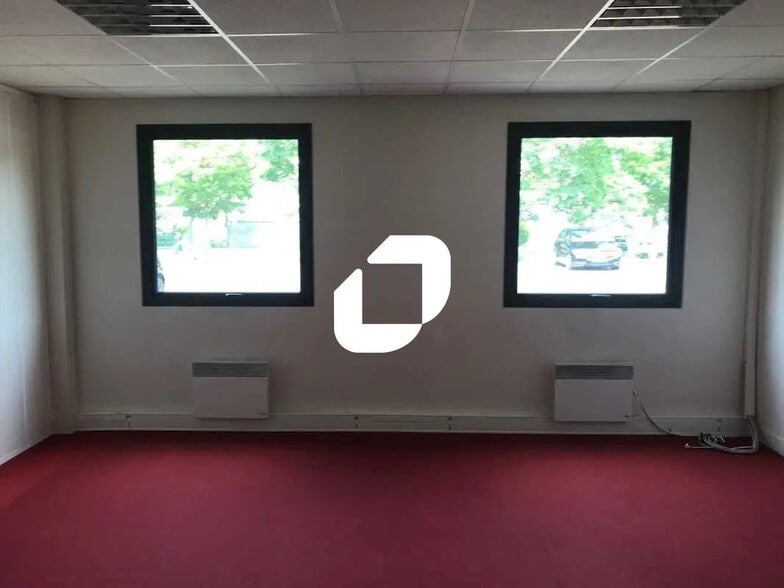 Office in Cergy for lease - Interior Photo - Image 2 of 6