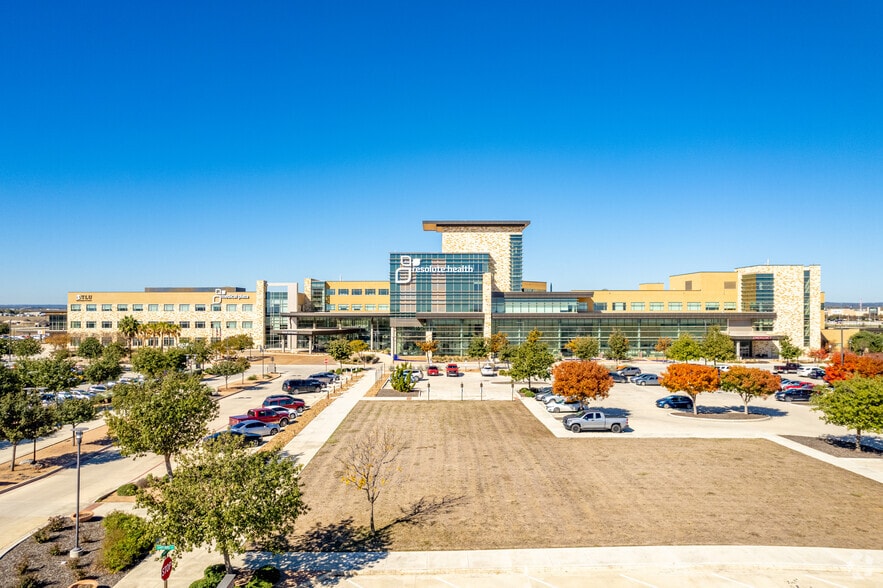 545 Creekside Way, New Braunfels, TX for lease - Building Photo - Image 3 of 6