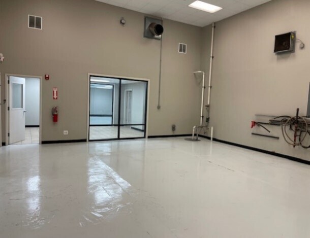 1428 W Henry St, Indianapolis, IN à louer - Photo du bâtiment - Image 3 de 6