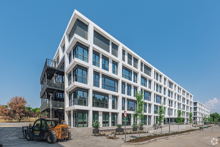 Camino Cerro de los Gamos, 1, Pozuelo de Alarcón, Madrid à louer - Photo du bâtiment - Image 3 de 4