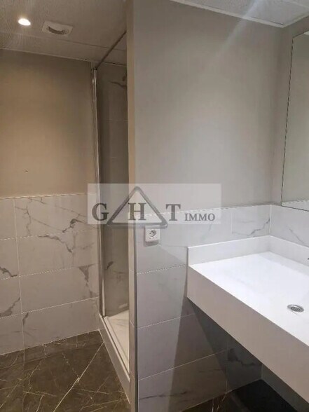 Office in Clichy for sale - Building Photo - Image 1 of 21