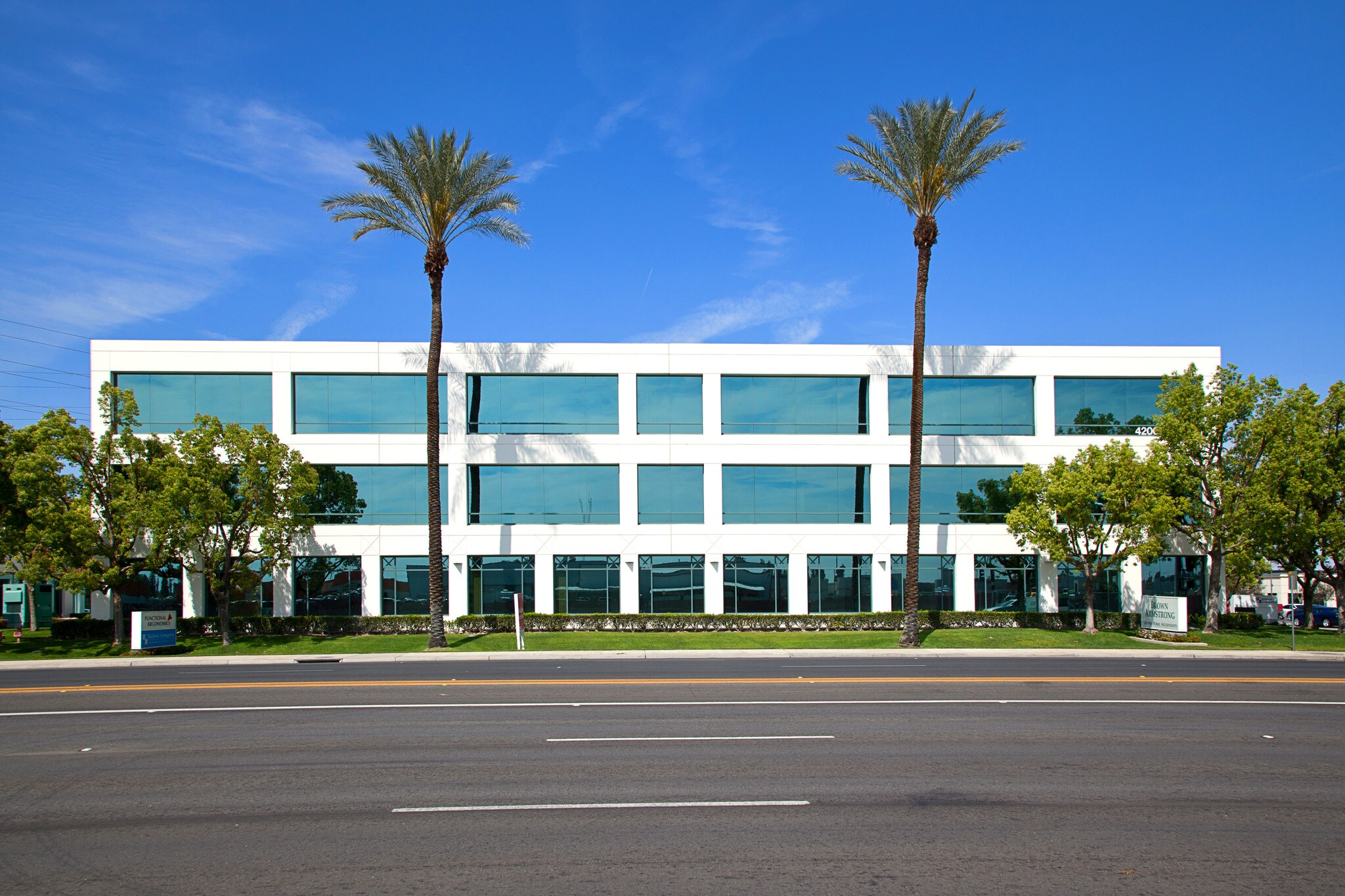 4200 Truxtun Ave, Bakersfield, CA à louer Photo du bâtiment- Image 1 de 15
