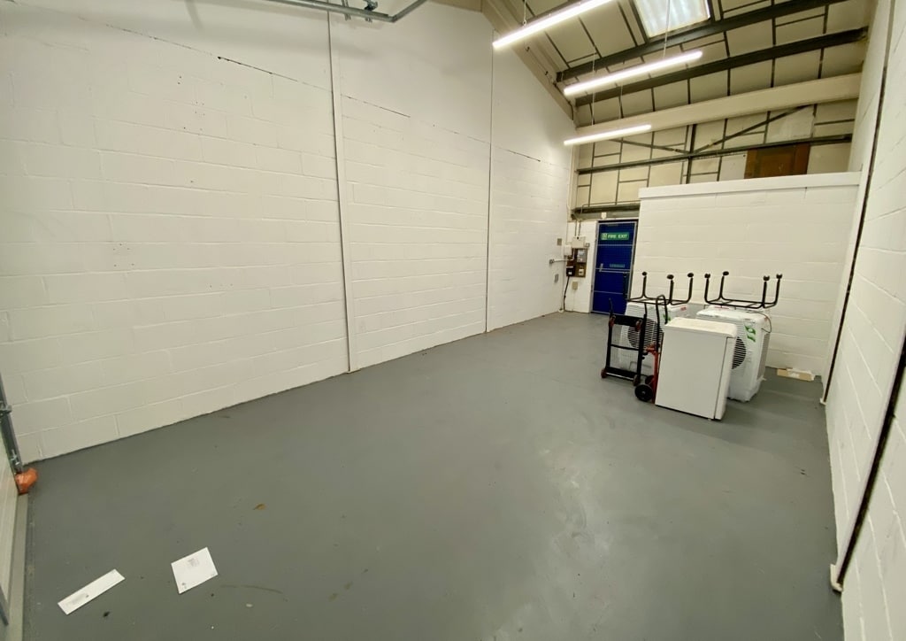 Acacia Clos, Leighton Buzzard for lease Interior Photo- Image 1 of 2