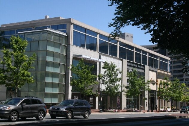5480 Wisconsin Ave, Chevy Chase, MD à louer - Photo du bâtiment - Image 2 de 49