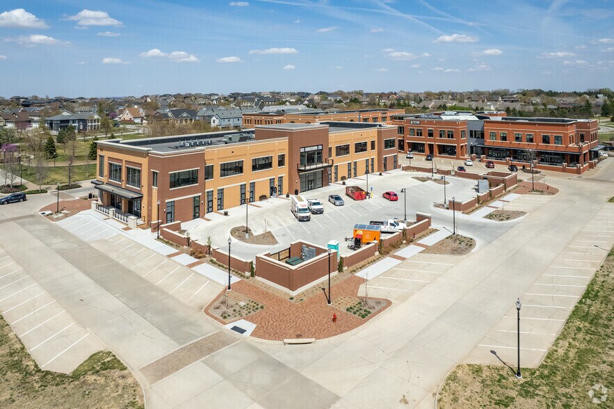 643 Fallbrook Blvd, Lincoln, NE à louer - Photo du bâtiment - Image 3 de 5