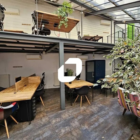 48 Rue Joseph De Maistre, Paris for sale - Interior Photo - Image 2 of 10