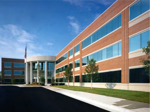 27555 Executive Dr, Farmington Hills, MI à louer - Photo du bâtiment - Image 3 de 10