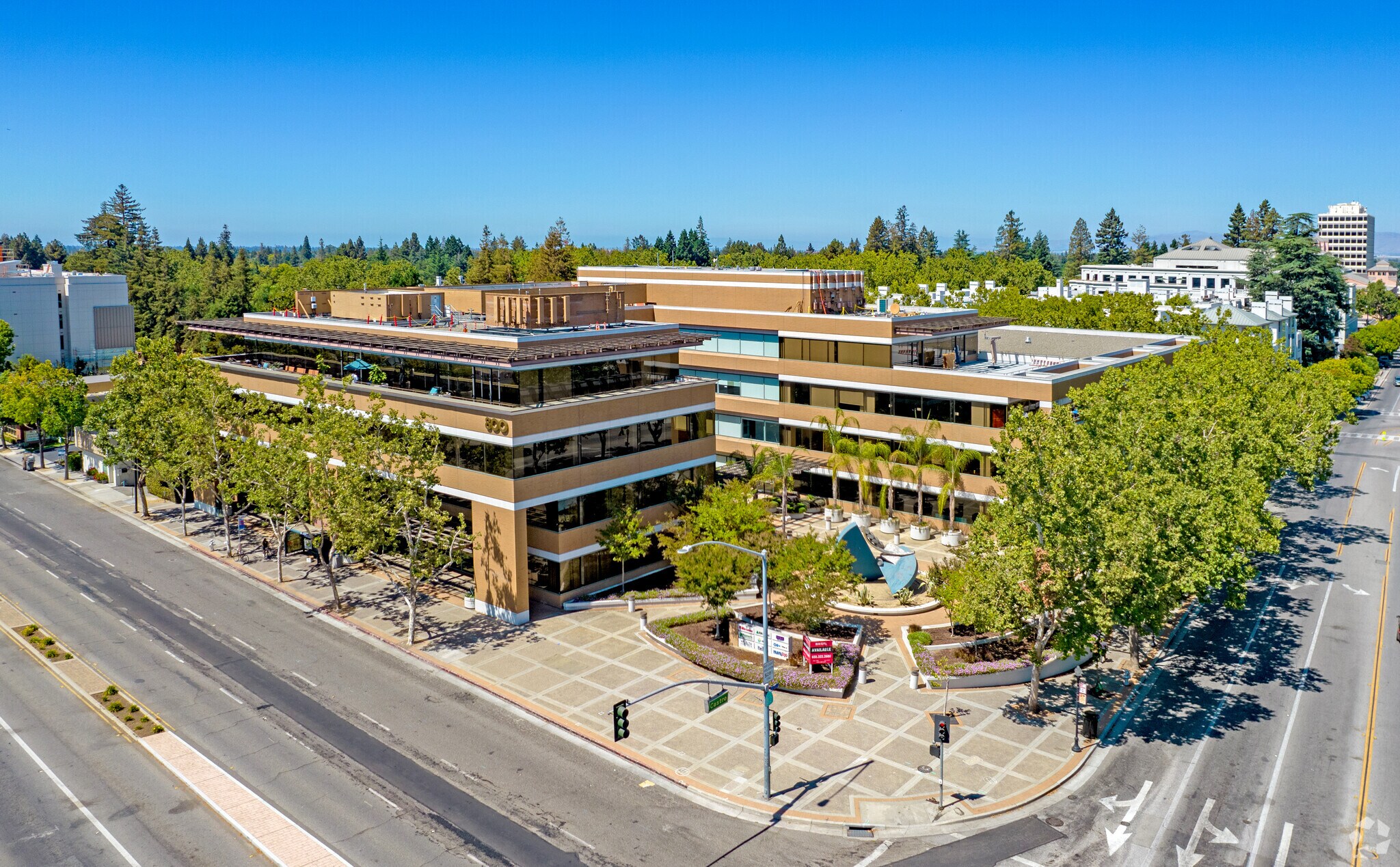 800 W El Camino Real, Mountain View, CA à louer Photo du bâtiment- Image 1 de 16