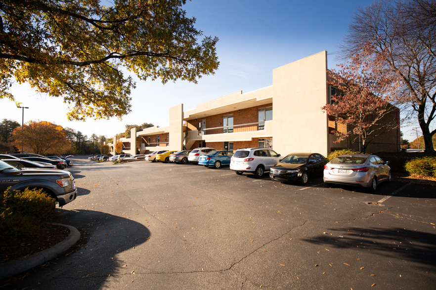 2320 E North St, Greenville, SC for lease - Building Photo - Image 1 of 8