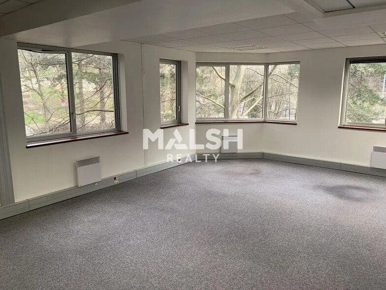 Flex in Lyon for lease - Building Photo - Image 2 of 13