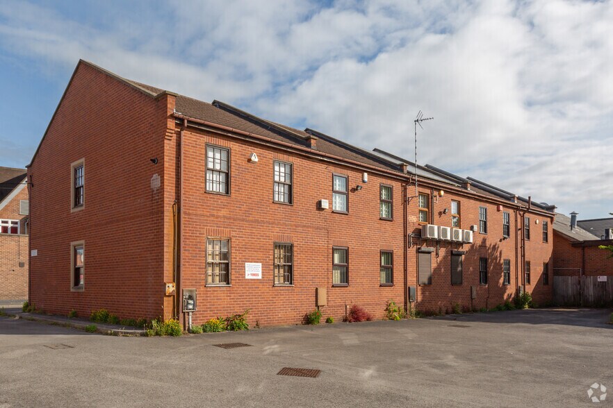 2-10 Cross St, Beeston à louer - Photo du bâtiment - Image 2 de 2