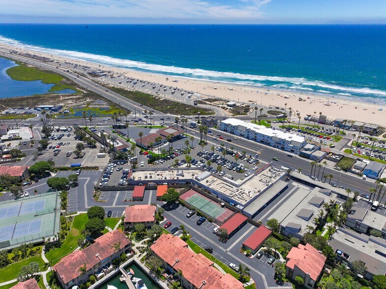 17208 Pacific Coast Hwy, Huntington Beach, CA à louer - Photo du bâtiment - Image 2 de 8