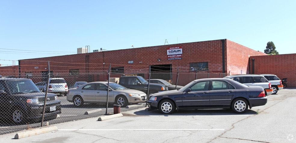 4121-4131 Vanowen Pl, Burbank, CA for lease - Building Photo - Image 2 of 7