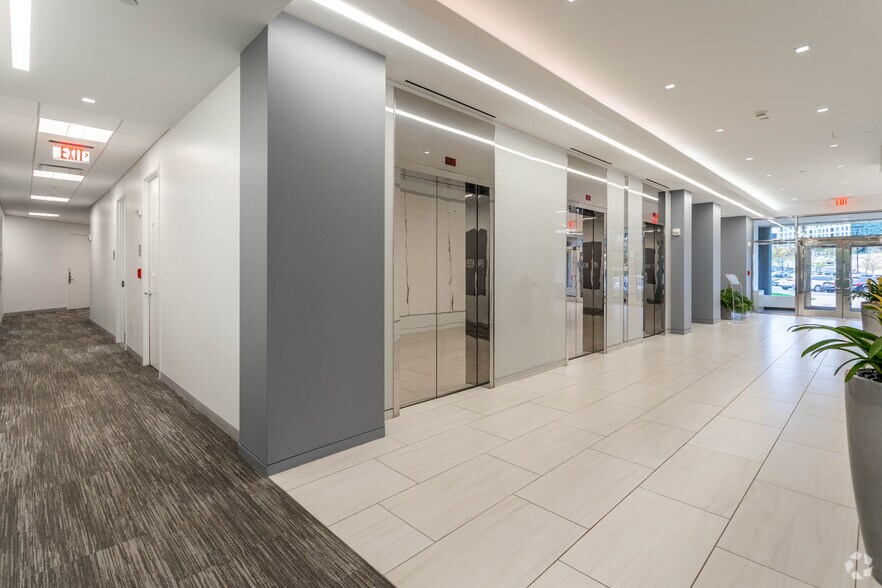 8260 Greensboro Dr, McLean, VA à louer - Hall d’entrée - Image 2 de 18