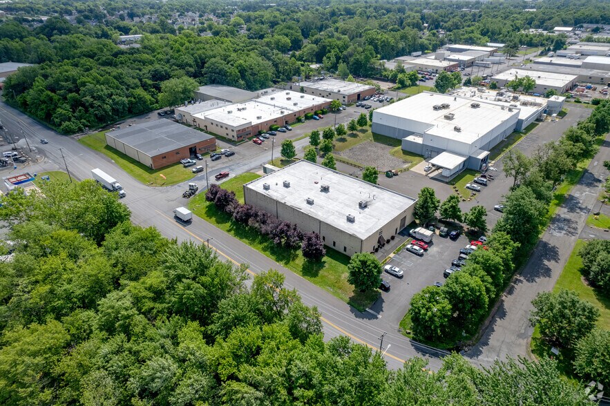51 Runway Dr, Levittown, PA à louer - Photo du bâtiment - Image 3 de 5