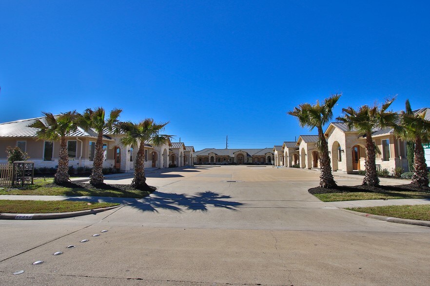 17347 Village Green Dr, Houston, TX à louer - Photo du bâtiment - Image 2 de 11