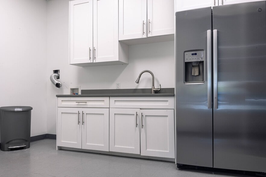 1222 W Legacy Crossing Blvd, Centerville, UT for lease - Building Photo - Image 2 of 9