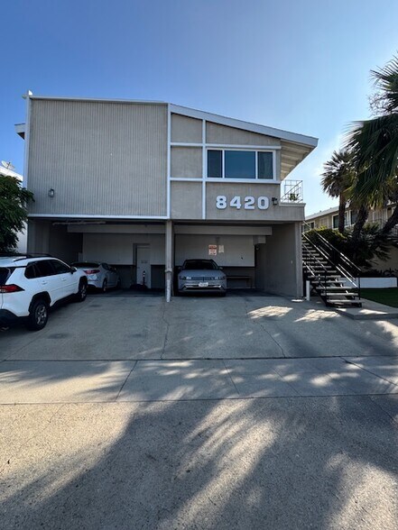 8420 Gulana Ave, Playa Del Rey, CA à vendre - Photo du bâtiment - Image 2 de 9