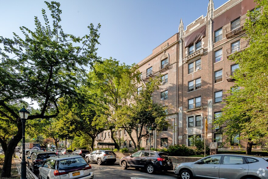 225 Eastern Pky, Brooklyn, NY à louer - Photo du bâtiment - Image 2 de 5