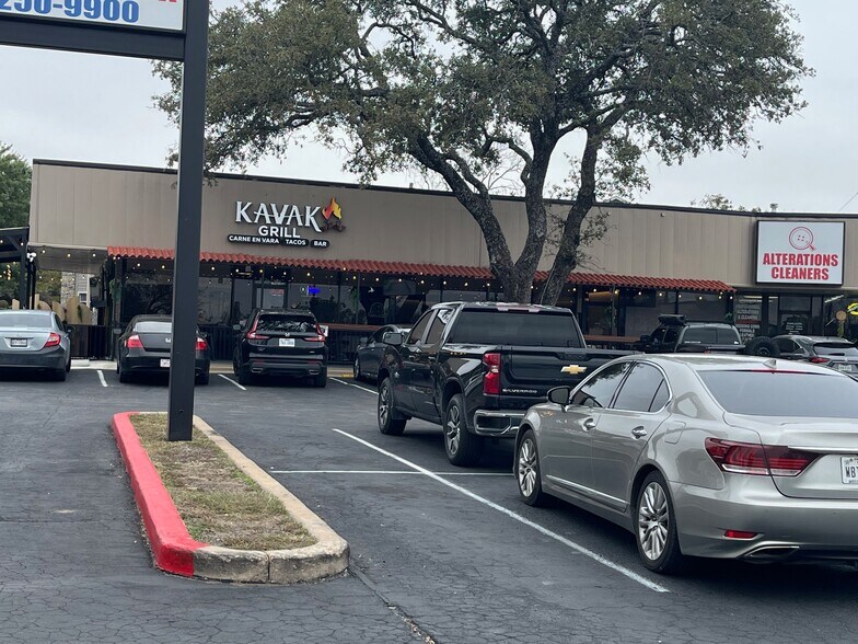 13233 Pond Springs Rd, Austin, TX à vendre - Photo du bâtiment - Image 2 de 14