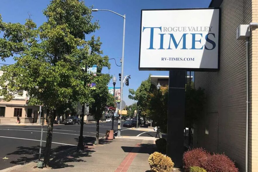 2 E Main St, Medford, OR à louer - Photo du bâtiment - Image 2 de 2
