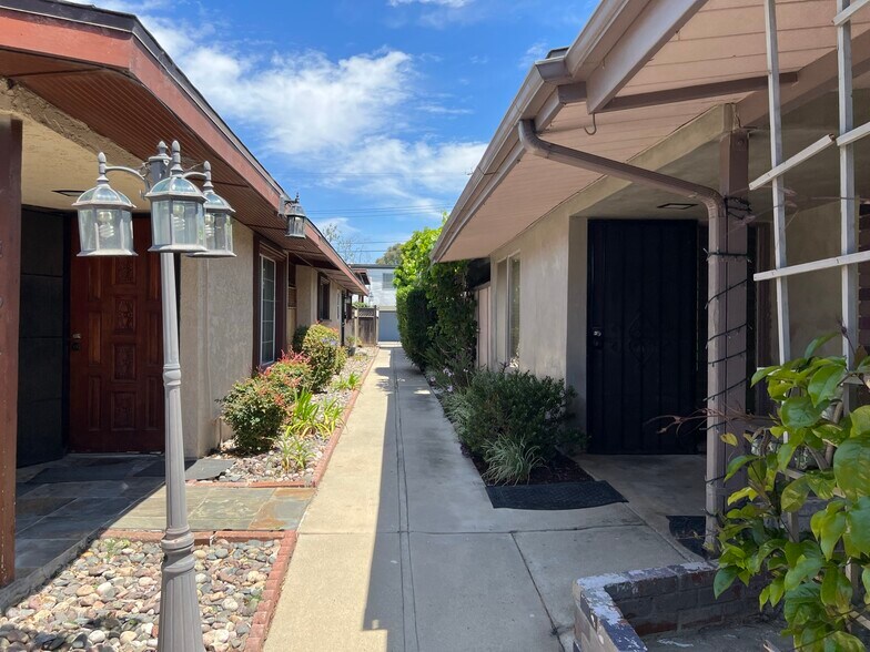 408 Ford Rd, Costa Mesa, CA à vendre - Photo du bâtiment - Image 2 de 9