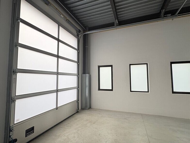 Flex in Collégien for lease - Interior Photo - Image 3 of 9