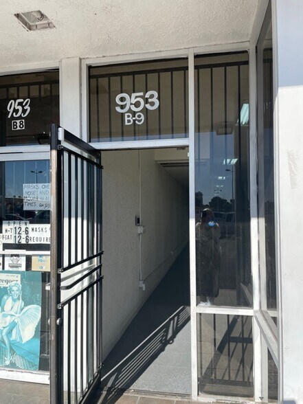 953 E Sahara Ave, Las Vegas, NV à louer - Photo du bâtiment - Image 2 de 14