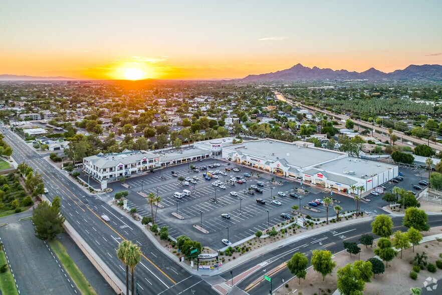 4730 E Indian School Rd, Phoenix, AZ à louer - Photo du bâtiment - Image 2 de 20