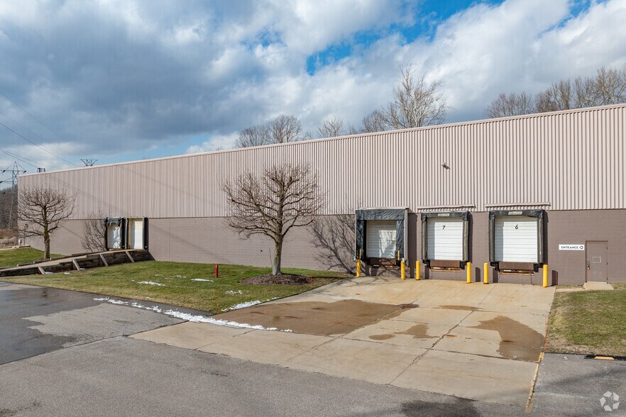 7640 Hub Pky, Valley View, OH à vendre - Photo du bâtiment - Image 2 de 6