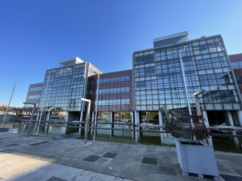 Bureau dans Rueil-Malmaison à louer - Photo du bâtiment - Image 2 de 13