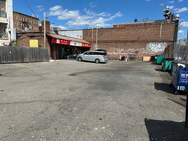 16026 Northern Blvd, Flushing, NY à louer - Photo du bâtiment - Image 3 de 5