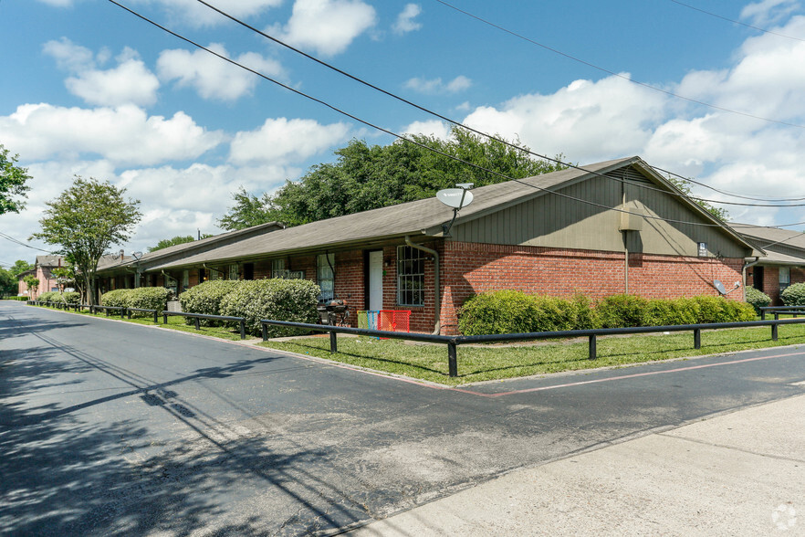 605 Massey Tompkins Rd, Baytown, TX à vendre - Photo principale - Image 1 de 1