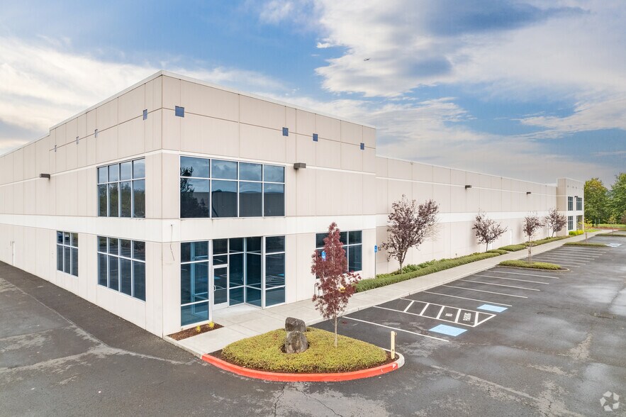 19018 NE Portal Way, Portland, OR à louer - Photo du bâtiment - Image 2 de 5