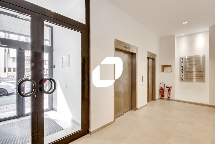Office in Pantin for lease - Lobby - Image 2 of 14