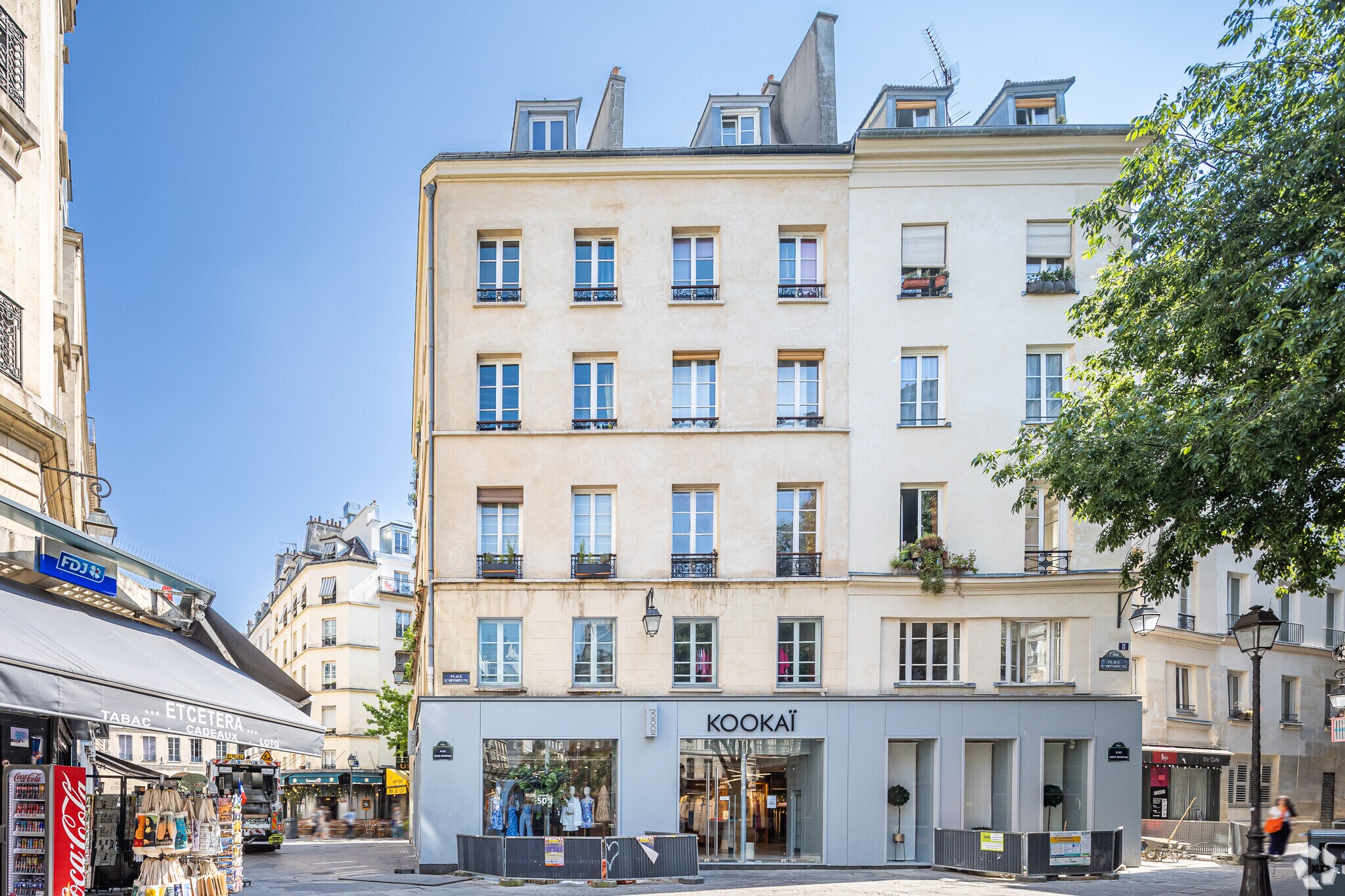 8 Place Sainte-Opportune, Paris for lease Building Photo- Image 1 of 2