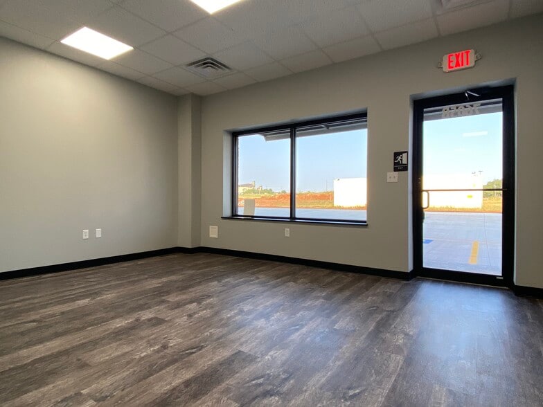 7605 NW 79th Pl, Oklahoma City, OK for lease - Interior Photo - Image 3 of 18