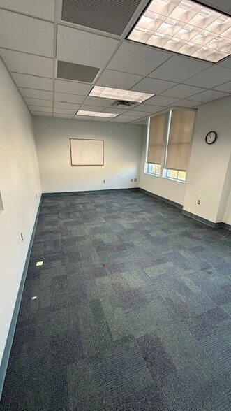 2400 Reading Rd, Cincinnati, OH à louer - Photo du bâtiment - Image 2 de 9