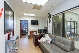 804 Omni Blvd, Newport News, VA for lease Interior Photo- Image 2 of 5