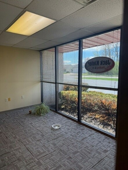 2418 Industrial Dr, Neenah, WI à louer - Photo du bâtiment - Image 2 de 5