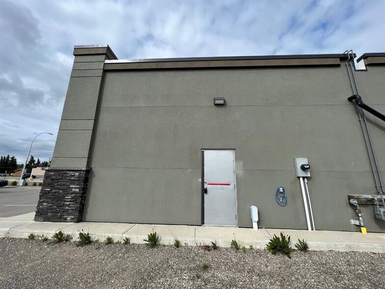 208 10th Ave, Carstairs, AB for sale - Building Photo - Image 2 of 14