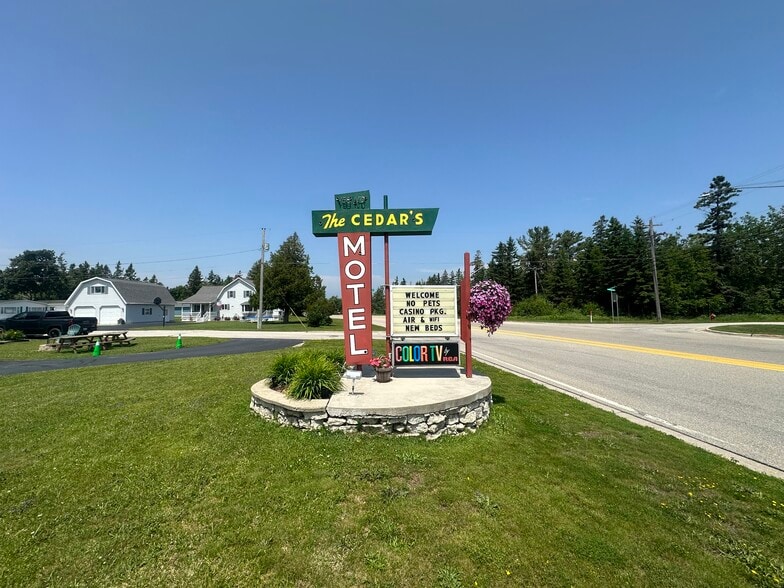 2040 I-75 Business Loop, Saint Ignace, MI for sale - Building Photo - Image 1 of 34