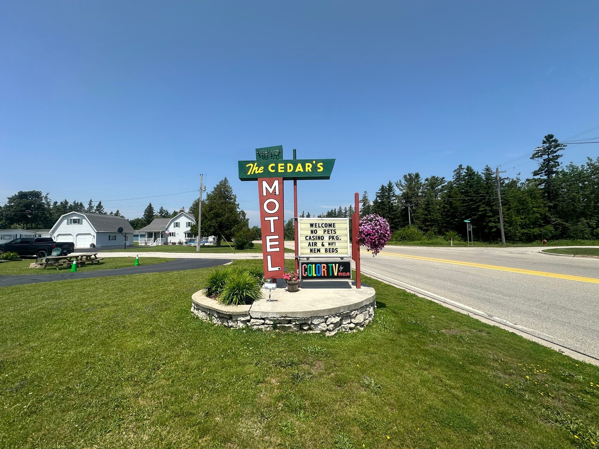 2040 I-75 Business Loop, Saint Ignace, MI for sale Building Photo- Image 1 of 35