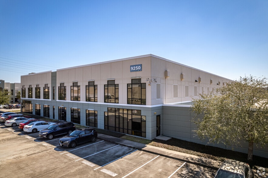 9220 Kirby Dr, Houston, TX for lease - Building Photo - Image 1 of 14
