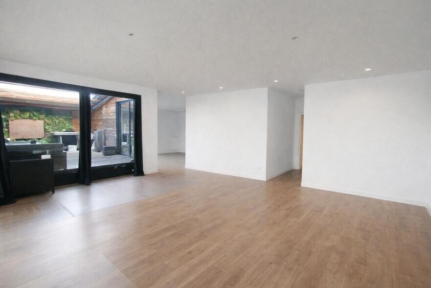 Office in Toulouse for lease - Building Photo - Image 1 of 11