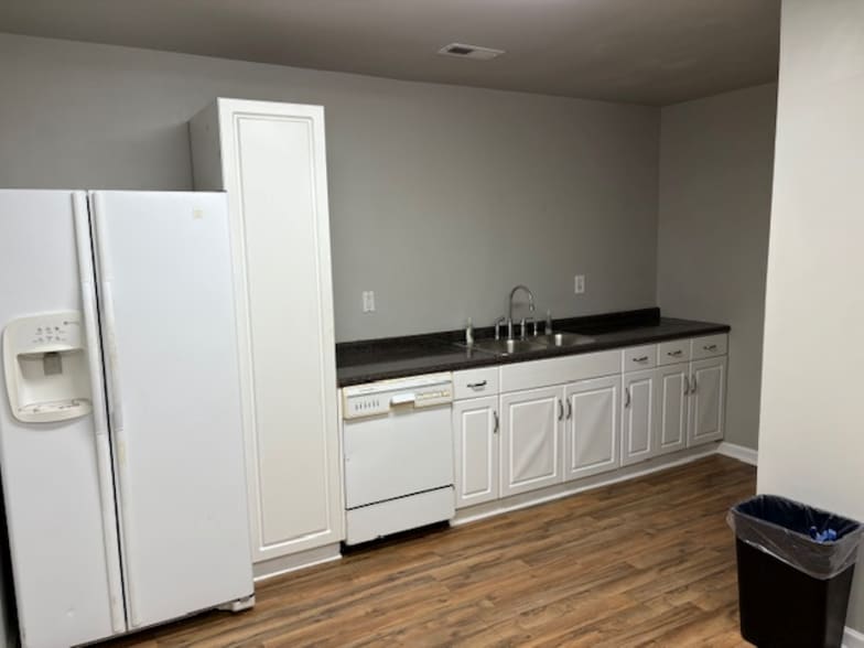 4628 Commercial Dr, Huntsville, AL for lease - Building Photo - Image 3 of 17