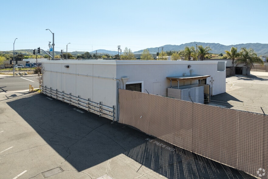 24707 Railroad Ave, Santa Clarita, CA à vendre - Photo du bâtiment - Image 3 de 8
